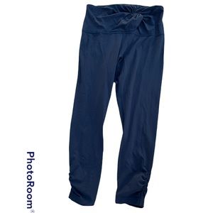 ✶ ✶ BLACK LULULEMON CAPRIS ✶ ✶